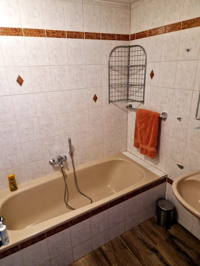 Badezimmer mit Badewanne und Handtuchhalter