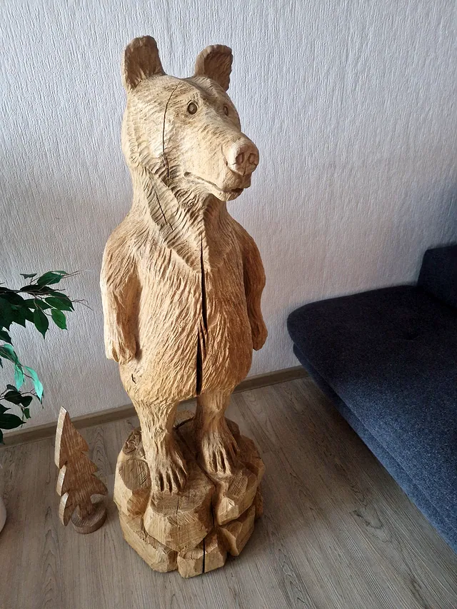 Geschnitzter Holzbär im Wohnzimmer der Ferienwohnung