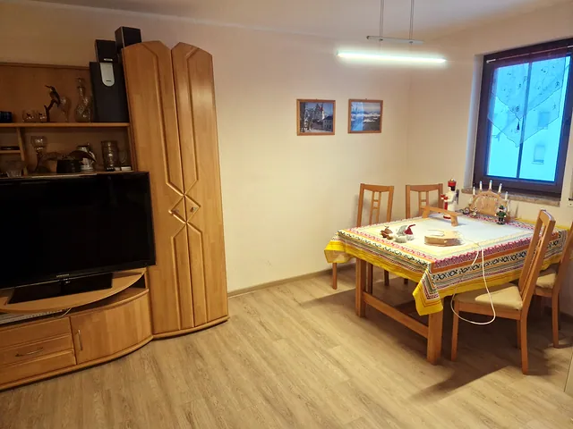 Ausziehbarer Esstisch mit Stühlen und Schrankwand mit Fernseher